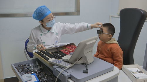 近视低龄化 新学期临近,学生验光配镜忙