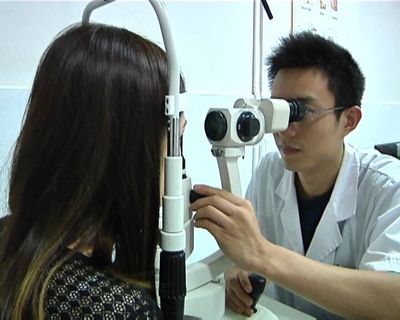 我国青少年近视率居高不下 学业压力、电子产品是主因